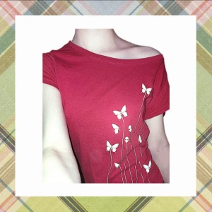 Vintage y2k offshoulder t-shirt med fjärilar - Mycket gott skick! Märket är att. Skriv gärna vid frågor❤️