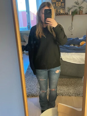 Jeans med hål - Superfina jeans från H&M, köpte på vinted så skulle tro att hålen är gjorda själv, sitter ingen lapp med storlek men passar mig som har xs-s. 