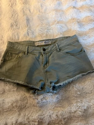  Kamouflage gröna jeansshorts  - Säljer ett par super fina gröna jeansshorts i storlek 36! I modellen är de ganska korta och lågmidjade💕💕