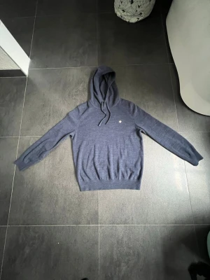 Morris hoddie  - Normal passform Broderad Morris lilja på bröstet 100% bomull Maskintvätt 30 grader / säljer för inte används