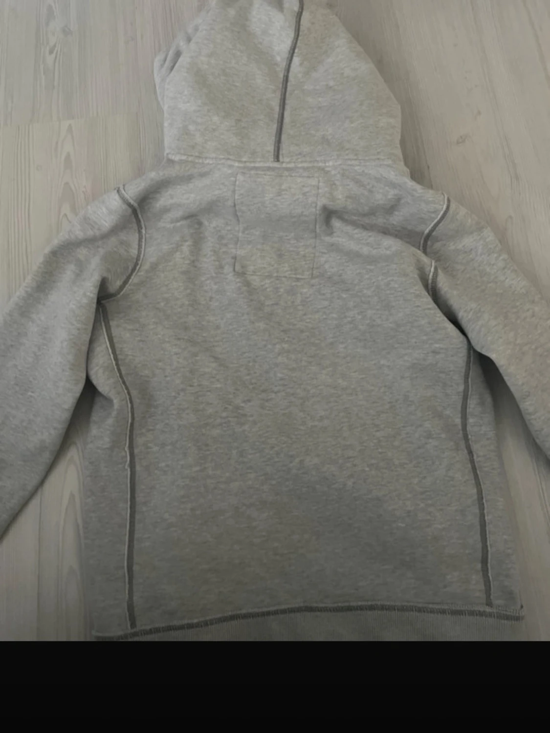 Grå hoodie från Abercrombie & Fitch med tryck - 2
