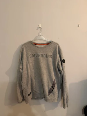 Sail Racing sweatshirt – grå – strl L  - Clean grå sweatshirt från Sail Racing  Sjukt skön och bra kvalitet - Använd men i bra skick.  Storlek: L (true to size) Skick: 7/10  💰 Pris: 300 kr (kan gå ner vid snabb affär) 📦 Snabb frakt 💬 Först till kvarn!