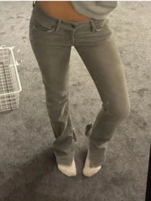 7 for all mankind jeans - Superfina, köpte på vinted och den tjejen hade klippt en slits i dom så dom ska va lite vidare där nere i benen💕 be om fler bilder