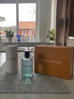 Louis Vuitton pacific chill - Louis Vuitton Pacific Chill 3ml sample. Det är en frisk och pigg doft som påminner om en god smoothie vid havet. Med härliga inslag av svarta vinbär, citrus och mynta blandat med söt aprikos ger den en lyxig och ren känsla. Det är en perfekt parfym för dig som vill känna dig fräsch hela dagen, oavsett årstid. SentAndStyle ger dig priserna: [3ml för 125kr], [5ml för 195kr], [10ml för 370kr]. Vänligen kontakta oss vid funderingar 😊 