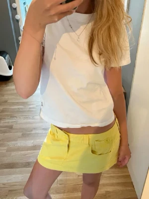 Gul lågmidjad jeanskjol - Perfekta lågmidjade mini jeanskjolen, så snygg när man är brun. Jätte fint skick, inga defekter. 