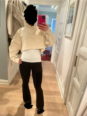 Magtröja typ  - Säljer den krämvita/ beighe tröjan, väldigt snygg och man kan ha utan ett linne under oxkså. Jag använder inte den längre men denne rikgit skön