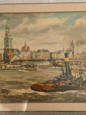 Tavla. oljemålning med båtar - Säljer en oljemålning med stadsmotiv där flera båtar syns på vattnet och byggnader i bakgrunden. Tavlan har dova färger i blått, grönt, brunt och beige. Motivet är inramat och har en klassisk känsla med tydliga penseldrag.