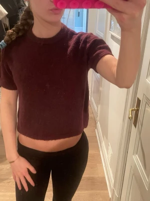 Stickad t-shirt  - Så gang ja behöver pengar, fick denna i present. Skulle säga att ja använt den fyra gånger. Säljer som sagt för i need the money 💔💔