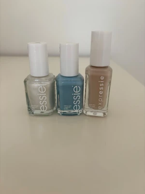Essie nagellack - Säljer tre snygga nagellack från Essie i färgerna pärlvit, ljusblå och beige. Alla tre är nästan fulla💕