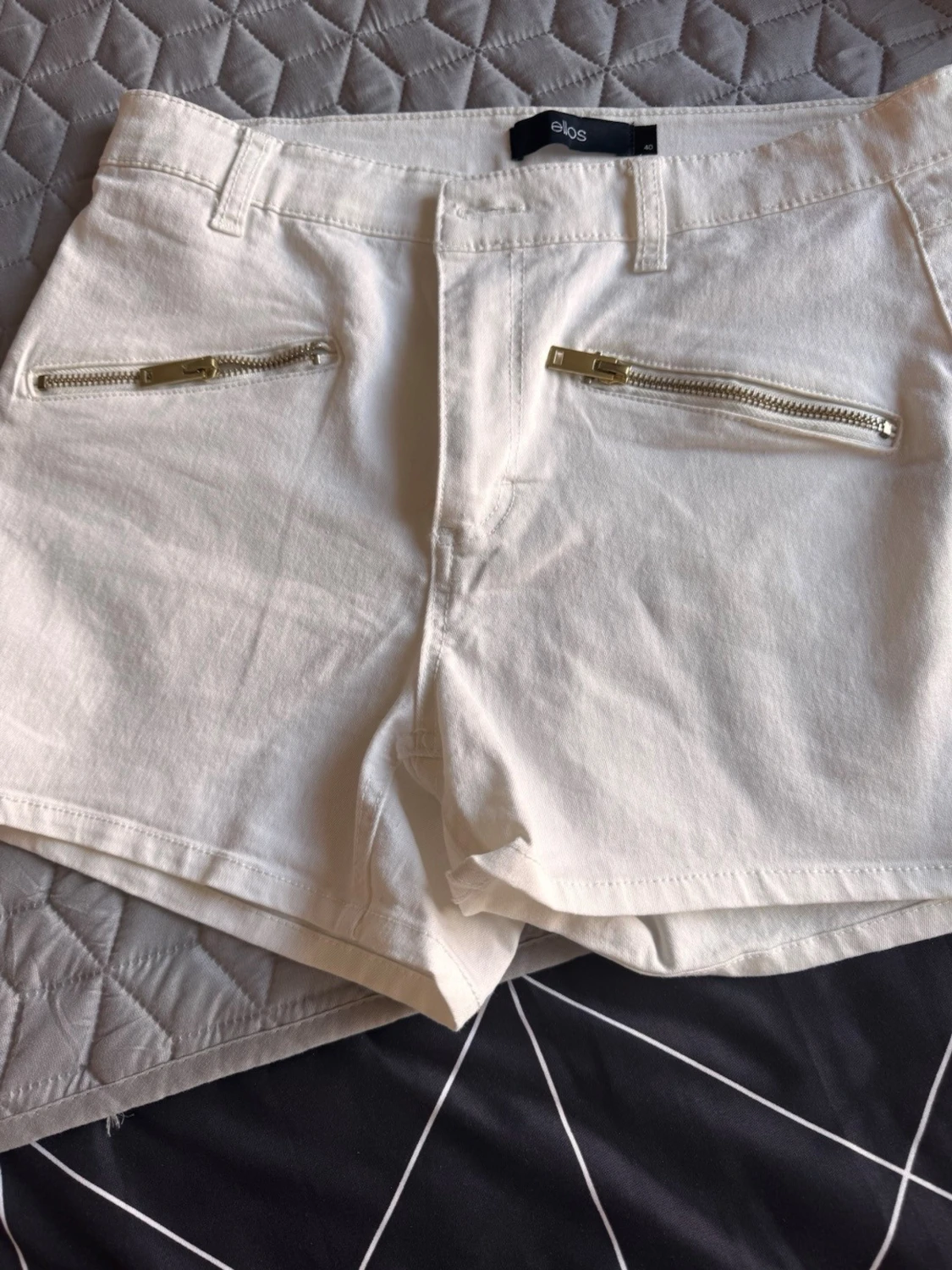 Vita shorts med dragkedjor från Ellos