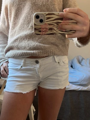 vita lowwaist jeansshorts  - Säljer ett par vita jeansshorts från denim alcott rules. Shortsen har låg midja och knappgylf, perfekta för varma dagar. Snygg och enkel stil som passar till det mesta.