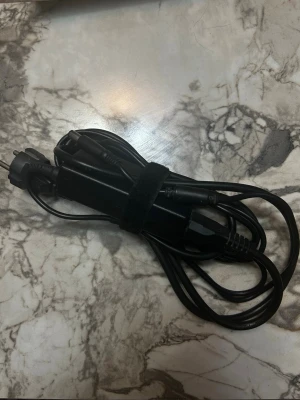 Dell datorladdare  - Säljer en svart datorladdare från Dell. Passar till flera Dell laptops och har en klassisk rektangulär form med tillhörande strömkabel. Märkt med flera certifieringar och tydlig etikett på adaptern. Perfekt som extra laddare till datorn.