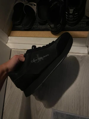 Calvin klein skor  - Calvin Klein skor i storlek 39.Använda fåtal gånger men fortfarande i väldigt fint skick.Stilrena och bekväma,passar till många outfits.Säljs då de inte kommer till användning.