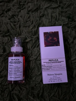 Maison Margiela Jazz Club 30ml - Maison Margiela Jazz Club är en Eau de Toilette med en varm, kryddig doft. Flaskan är genomskinlig med en silvrig spraykork och etikett, och parfymen har en bärnstensfärgad vätska. Kommer i en vit kartong med foto och svart text. Nypris 570kr 