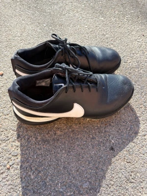 Svarta Nike Golfskor  - Vintage Nike golfskor slitna hälar