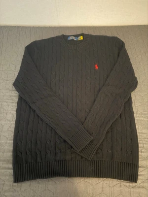 Svart kabelstickad tröja Polo Ralph Lauren - Svart ralph lauren kabelstickad tröja som passar 170-175cm