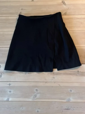 Svart kortkjol med slits - Säljer denna söta svarta kjolen med slits från H&M i storlek XS💕Mycket bra skick.