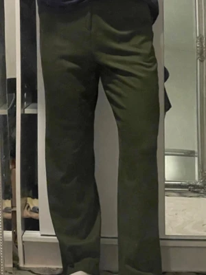 Khaki Trousers med vida ben - Längd från midja: 109 cm midjemått: 38,1cm