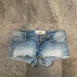 Blå jeansshorts från Hollister - Snyggaste ljusblåa jeansshortsen från hollister.Verkligen superfin färg och sitter så fint på. Säljer för 500 men tar emot prisförslag.