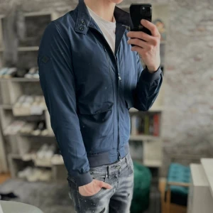 J.lindeberg cardigan  - Mycket bra skick, inga defekter! Passar dig som är mellan 170-180cm ungefär. Modellen är 185 cm, 75kg. Passar bra nu till våren! Skriv för mer information!🤝 