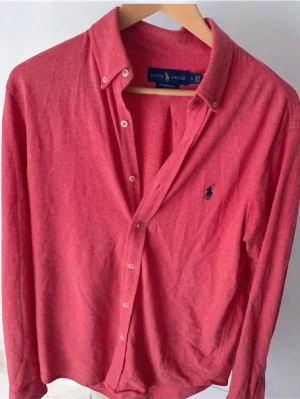 Polo Ralph Lauren skjorta - Riktigt fet skjorta från Ralph Lauren i modellen Featherweight Mesh. Den är i mycket bra skick och storlek M. Nypris runt 2000. Skriv vid frågor och funderingar!