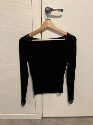 Svart spets topp - Svart långärmad topp från Lager 157 i storlek S med fina spetsdetaljer!🤍 Använd några gånger men i jättebra skick!  Passar perfekt till både vardag och fest ✨ Pris kan diskuteras. Skriv vid frågor eller om du vill ha fler bilder!💕