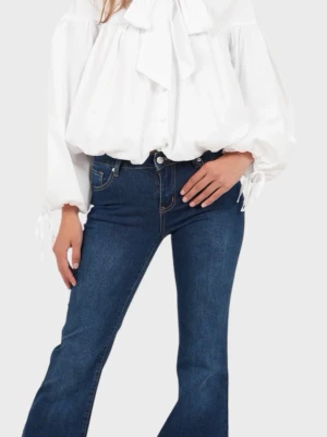 Mörkblå bootcut jeans med spetsdetalj - Snygga mörkblå bootcut jeans med hög midja och unika spetsdetaljer på bakfickorna. Jeansen har klassisk femficksdesign och är tillverkade i ett stretchigt denimtyg som sitter bekvämt. Perfekta för dig som vill ha en trendig och feminin look.