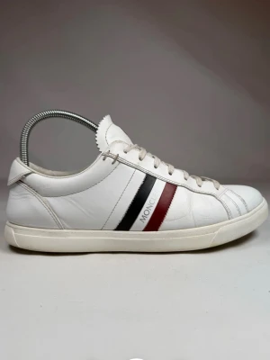 Moncler skor - Snygga moncler skor i storlek 43 men passar 44. Skriv vid funderingar🤩🙌