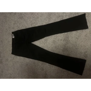 Svarta Bootcut jeans - Säljer dessa svarta Bootcut jeans i storleken 26/31 pg av att de är för små och korta. Köpta på Plick nyligen, säljer för 400kr.🩷innerbenslängd ungefär 82-83.