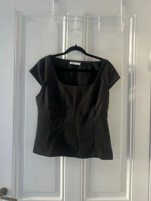 Svart topp - SÅÅ snygg svart topp med så snygg skärning över brösten