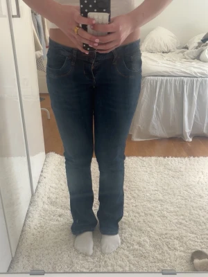 Lågmidjade Ltb jeans - Lågmidjade bootcut jeans. Bra skick dock med lite slitningar längst ner på hälen (se bild 4) Storlek 26/32