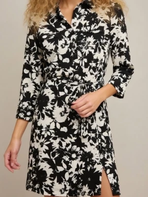 NY oanvänd svart vit mönstrad tunika. Storlek: SMALL/36. Lindex. Viskos. - Helt NY och oanvänd svart/vit mönstrad tunika med smalt skärp i midjan. Stängs med knappar. Storlek: SMALL/34-36. Material: Viskos/bomull. Lappar/tags sitter kvar seda inköpet. Helt felfri.