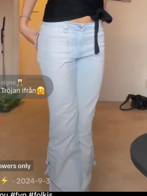 Ljusblå bootcut jeans - Säljer ett par ljusblå bootcut jeans. Perfekta för dig som gillar en retro och trendig look. Storlek 27 o CV passar dem som har S/36