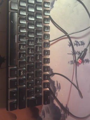 RGB mekaniskt tangentbord HXSJ L700 - Säljer ett svart RGB mekaniskt tangentbord från HXSJ, modell L700. Tangentbordet har USB-anslutning och bakgrundsbelysta tangenter. Perfekt för gaming eller datorarbete. Sladden är fast och tangentlayouten är kompakt.