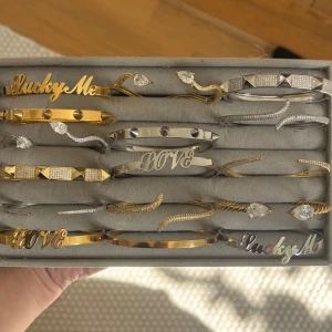 Mixade armband i guld och silver - Priser mellan 140-190