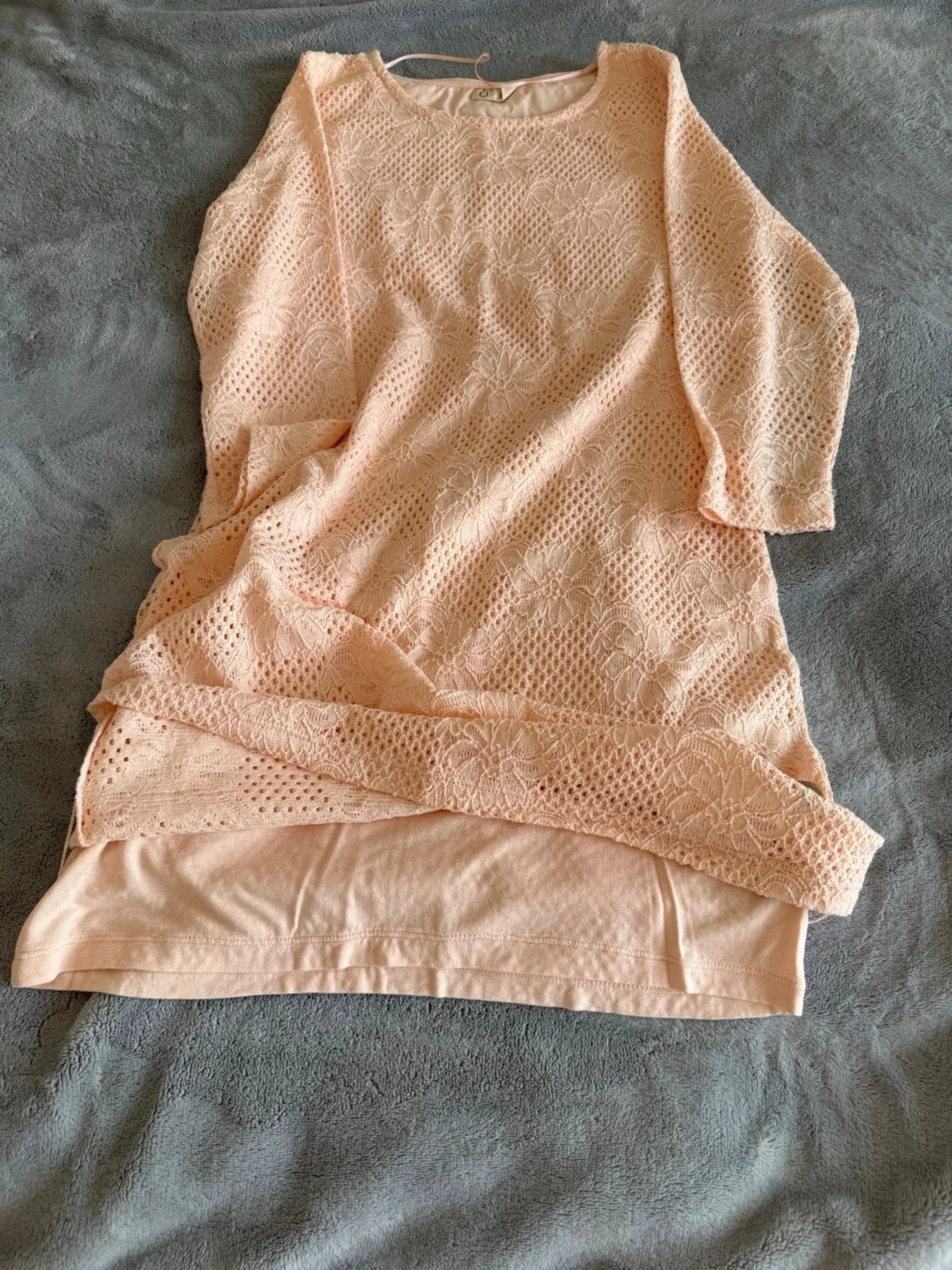 Ljusrosa spetsklänning med trekvartsärm - 1