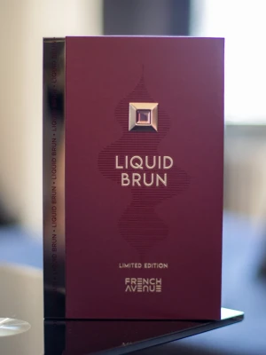 Liquid Brun Limited Edition 150 ml🔥 - Säljer ett exemplar av den eftertraktade Liquid Brun från French Avenue. Kartongen är öppnad men flaskan är helt oanvänd och osprayad. ​Äkthetsgaranti: Eftersom flaskan aldrig har använts kommer det krävas 3–5 "tomma" tryck innan den första strålen kommer. Det är det ultimata beviset på att den är helt ny och orörd. ​Detta är den limiterade utgåvan och anses vara den absolut bästa. En fantastisk doft med krämig vanilj, kanel och ambroxan.