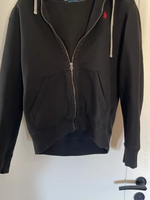 Svart hoodie från Polo Ralph Lauren - En lite schystare raffe hoodie köpt på johnells för 2399 men säljer den för 1600 pris kan diskuteras vid snabb affär.