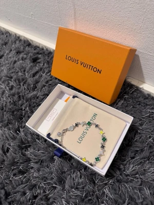 Llv necklace - Never used, brand new, good quality