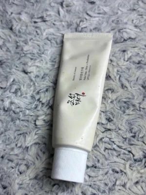 Beauty of Joseon solkräm SPF50+ - Solkräm från Beauty of Joseon i en vit tub med skruvlock. Tuben har text på både koreanska och engelska och innehåller SPF50+ för maximalt skydd mot solen. Perfekt att ha i väskan för dagligt bruk.  1/3 använd