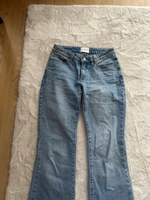 Ljusblå 99 low boot Abrand jeans - Säljer ett par ljusblå Abrand jeans från Individ. Väldigt fin färg och ger fin figur. Low Waist. Säljer enbart för att dom inte passar mig längre. Nypris 1200kr