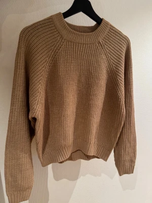 Beige stickad tröja  - Säljer en beige oversized stickad tröja med grov ribbstickning och rund hals. Tröjan har långa ärmar och breda muddar vid ärmslut och nederkant. Perfekt för lager på lager och enkel att matcha till olika outfits. Beställd från ASOS men aldrig använd