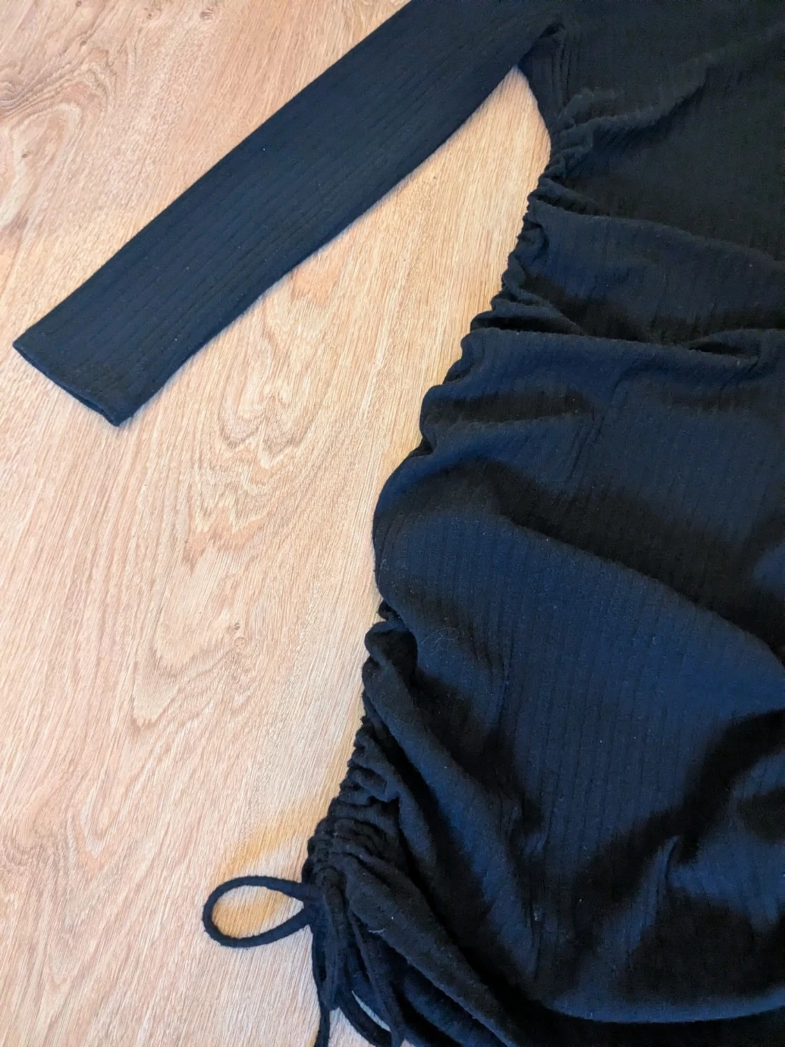 Svart ribbad klänning med snörning - 1