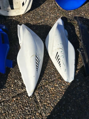 Sidokåpor aerox - Vita aerox sidokåpor