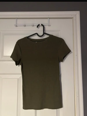 T-shirt  - grön stilren t-shirt som passar till både jeans och kjol.(ifrån new yorker) 