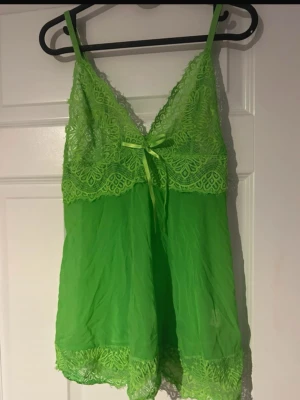 Nattlinne  - Snyggt nattlinne i klargrönt med tunna axelband och fina spetsdetaljer både upptill och nedtill. Liten rosett framtill som ger en söt detalj. Tillverkat i ett lätt och luftigt material som känns bekvämt mot huden.(ifrån shein) 