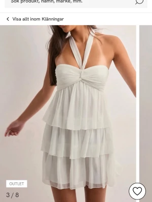 Vit kortklänning med volanger - Supersöt vit klänning från Nelly 💞💐 hade den på min konfermation förra året och har sen dess inte använt den. Ja kan absolut skicka fler bilder, så skriv gärna privat! 🌸Ny pris 499kr. På detta klädesplagg skriv gärna innan köp!
