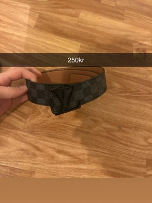 Zara - Använd 1-2 gånger men man ser inte att den är det, inga skador eller något 