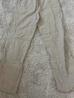 Beige Linnebyxor - Använda i fint skick, fåtal gånger. Från Ginatricot Premium Quality. 