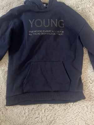 Mörkblå hoodie  - Mörkblå hoodie från Gina tricot. Passar som Xs-S. Bra skick, saknas några diamanter på texten under. Storlek 158-164